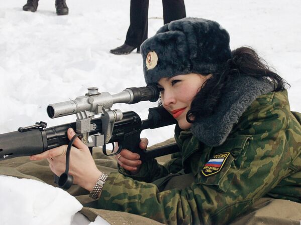 شرکت کننده ی  مسابقه ی « زن زیبا در میدان نظامی»در روسیه - اسپوتنیک ایران  