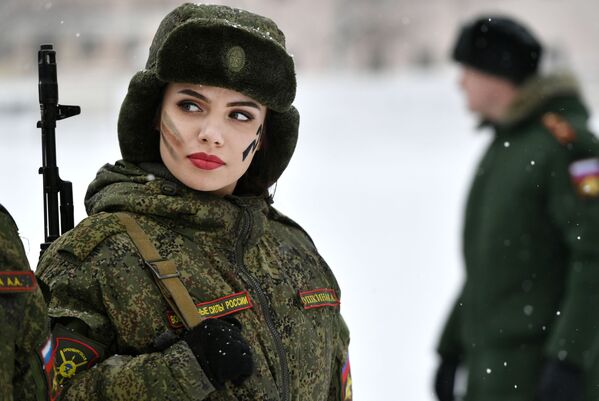 شرکت کننده ی مسابقه ی زیبایی و مهارت حرفه ای زنان سرباز ارتش موشکی استراتژیک روسیه - اسپوتنیک ایران  