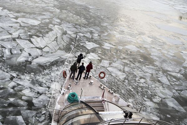 مسافران کشتی تفریحی در رودخانه مسکو - اسپوتنیک ایران  