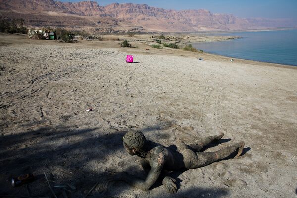 دریای مرده یا دریاچه ی نمک در غرب اردن، و شرق فلسطین و اسرائیل واقع شده‌ است - اسپوتنیک ایران  