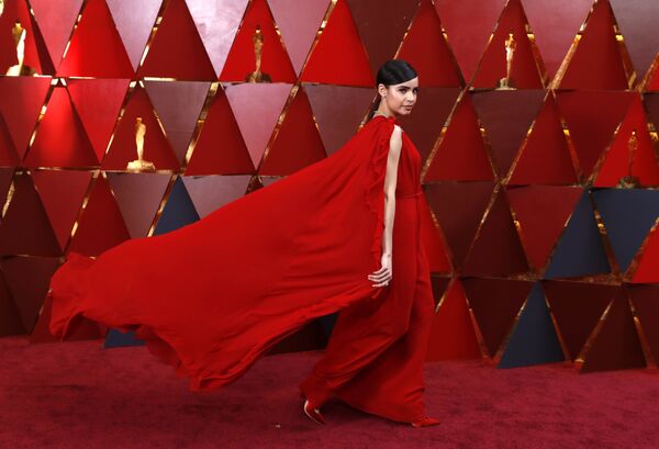 هنرپیشه صوفیا کارسون روی فرش قرمز مراسم اعطای اسکار-2018 در کالیفرنیا - اسپوتنیک ایران  