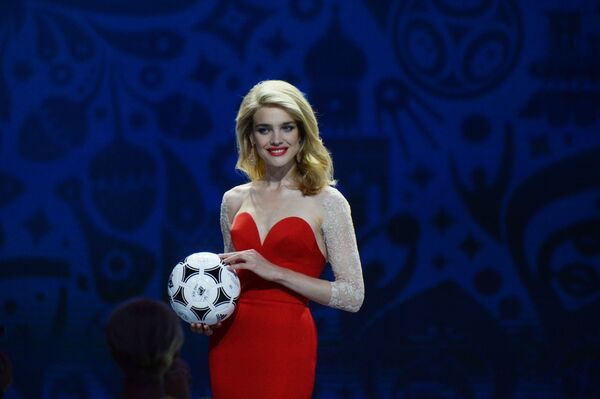 ناتالیا وودیانووا مدل زیبای روس در مراسم قرعه کشی جام جهانی فوتبال-2018روسیه - اسپوتنیک ایران  