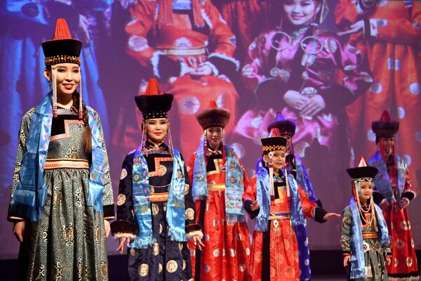 شرکت کنندگان مسابقه ی منطقه ای سالانه ملکه زیبایی بوریاتی  دانگینا 2018 در چیتا - اسپوتنیک ایران  