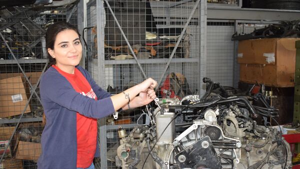 مهارت دختر زیبای لبنانی در تعمیرگاه ماشین - اسپوتنیک ایران  