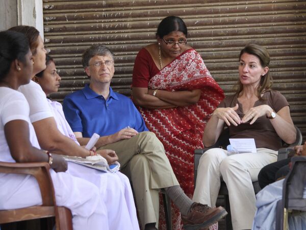 بیل گیتس، بنیانگذار مایکراسوفت به همراه همسرش در هند - اسپوتنیک ایران  
