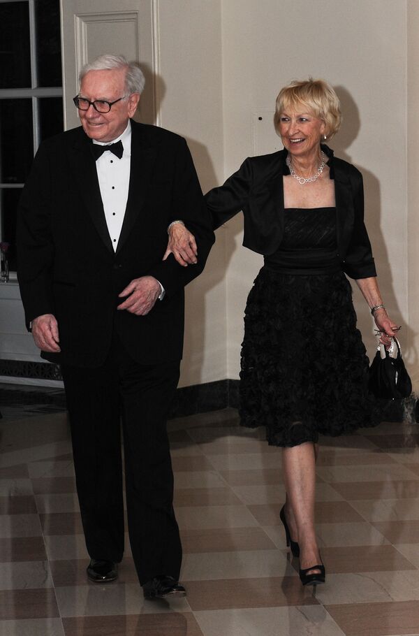 وارن بافت، سرمایه گذار آمریکایی به همراه همسرش در کاخ سفید در واشنگتن - اسپوتنیک ایران  