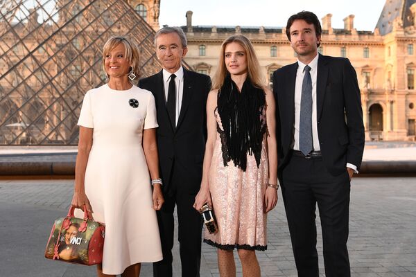 برنار آرنو، رئیس گروه شرکت هایLouis Vuitton Moët Hennessy به همراه اعضای خانواده اش  در پاریس - اسپوتنیک ایران  