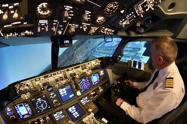 خلبان در شبیه ساز «بوئینگ-737»  شرکت هواپیمایی «دریم آئرو»در کراسنودار - اسپوتنیک ایران  