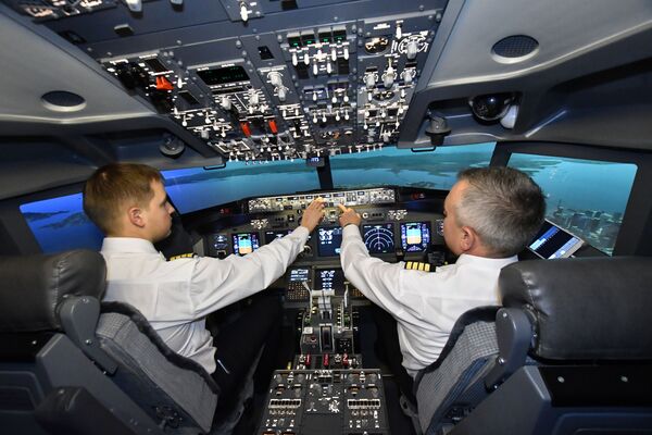 خلبانان در شبیه ساز پرواز«بوئینگ-737»  شرکت هواپیمایی «دریم آئرو»در کراسنودار - اسپوتنیک ایران  