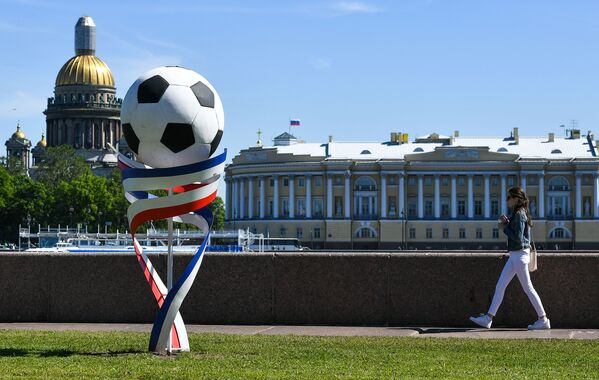 مجسمه  توپ فوتبال در ساحل دانشگاهی در سن پیترزبورگ - اسپوتنیک ایران  
