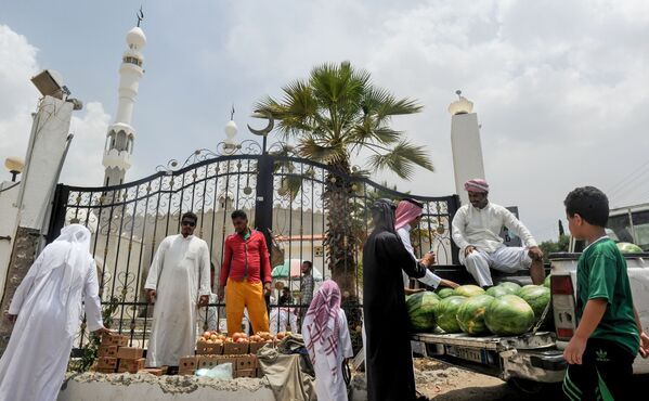 فروشندگان و خریداران میوه در کنار مسجد التعریف در عربستان سعودی - اسپوتنیک ایران  