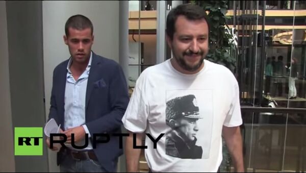 نماینده ایتالیا با تی شرت دارای تصویر پوتین به پارلمان اروپا آمد - اسپوتنیک ایران  