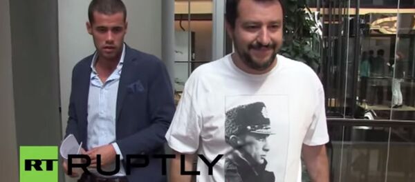 نماینده ایتالیا با تی شرت دارای تصویر پوتین به پارلمان اروپا آمد - اسپوتنیک ایران  