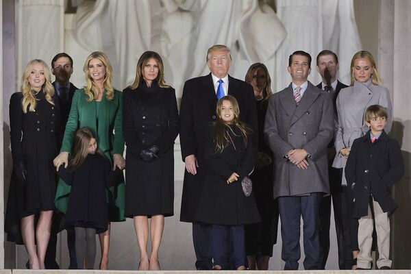 دونالد ترامپ به همراه خانواده اش پس از پایان کنسرت به مناسبت انتخابش به عنوان رئیس جمهور آمریکا - اسپوتنیک ایران  