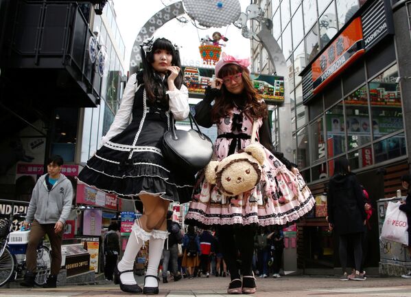 دو دوست ملبس به لباس های «مد لالیتا»  در توکیو  ژاپن - اسپوتنیک ایران  