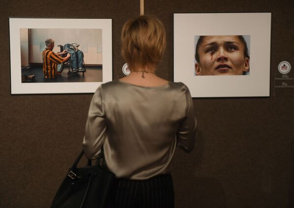 بازدیدکنندگان نمایشگاه سالانه عکس «بهترین های روسیه» در مسکو - اسپوتنیک ایران  