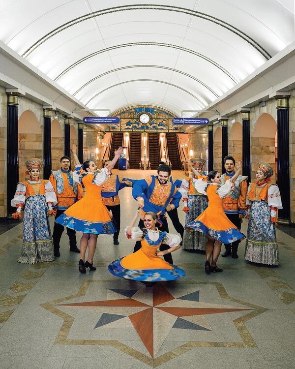 هنرمندان تئاتر «ماروشکا» در پروژه «زیبایی متروی سن پیترزبورگ» روسیه - اسپوتنیک ایران  
