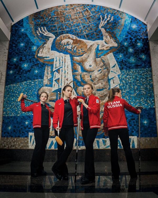 اعضای تیم کرلینگ روسیه در ایستگاه « مژدونارودنایا» در  پروژه «زیبایی متروی سن پیترزبورگ» روسیه - اسپوتنیک ایران  