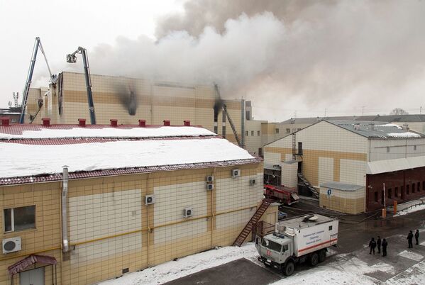 آتش سوزی در مرکز تجاری-تفریحی « آلبالوی زمستانی» در کمروو روسیه - اسپوتنیک ایران  