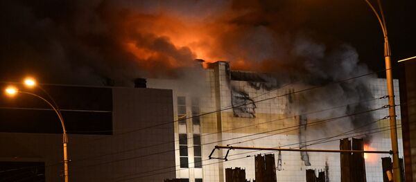 آتش سوزی در مرکز تجاری کمروو روسیه - اسپوتنیک ایران  