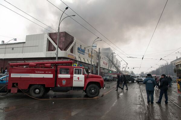 آتش سوزی در مرکز تجاری-تفریحی « آلبالوی زمستانی» در کمروو روسیه - اسپوتنیک ایران  