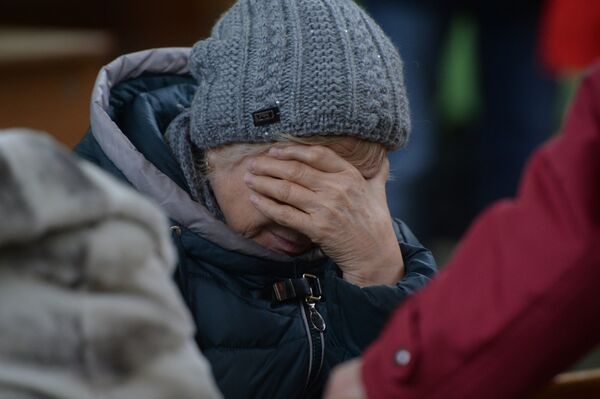 خویشاوندان یکی از افراد مفقود الاثر  آتش سوزی در مرکز تجاری-تفریحی «آلبالوی زمستانی» در کمروو روسیه - اسپوتنیک ایران  