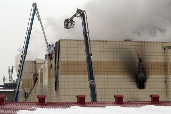 مأموران آتش نشانی هنگام اطفای حریق در مرکز تجاری-تفریحی « آلبالوی زمستانی» در کمروو روسیه - اسپوتنیک ایران  