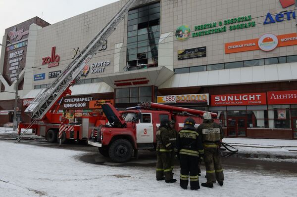 مأموران آتش نشانی هنگام اطفای حریق در مرکز تجاری-تفریحی « آلبالوی زمستانی» در کمروو روسیه - اسپوتنیک ایران  
