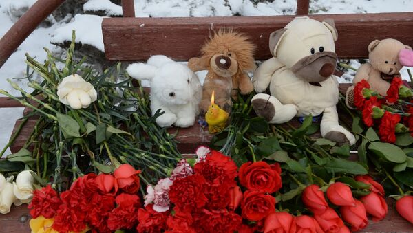 شمع و گل و عروسک به یاد قربانیان آتش سوزی در مرکز تجاری کمروو روسیه - اسپوتنیک ایران  