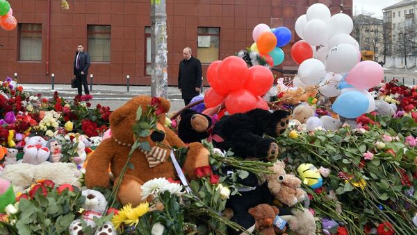 مراسم یادبود قربانیان آتش سوزی کِمِرُوو در مسکو - اسپوتنیک ایران  