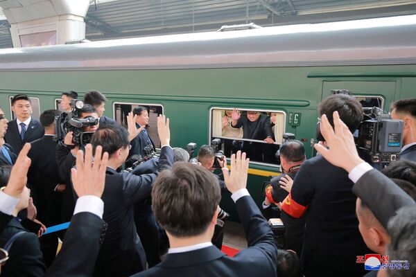 ورود قطار حامل کیم جونگ اون، رهبر کره شمالی به ایستگاه راه آهن پکن - اسپوتنیک ایران  