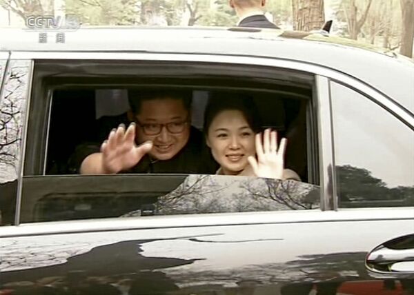 کیم جونگ اون، رهبر کره شمالی با ری سول جو، همسرش در پکن - اسپوتنیک ایران  