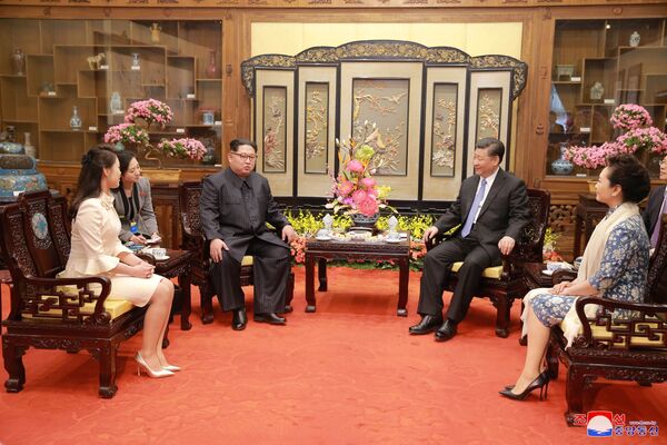 کیم جونگ اون، رهبر کره شمالی و شی جین پینگ، رهبر چین با همسرانشان  در پکن - اسپوتنیک ایران  
