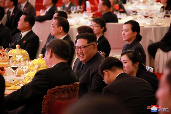 ضیافت به افتخار ورود کیم جونگ اون، رهبر کره شمالی به چین - اسپوتنیک ایران  
