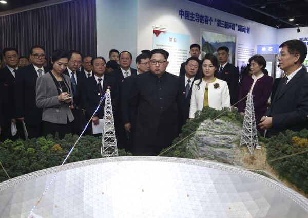 کیم جونگ اون، رهبر کره شمالی با ری سول جو، همسرش در جریان بازدید از آکادمی علوم چین - اسپوتنیک ایران  