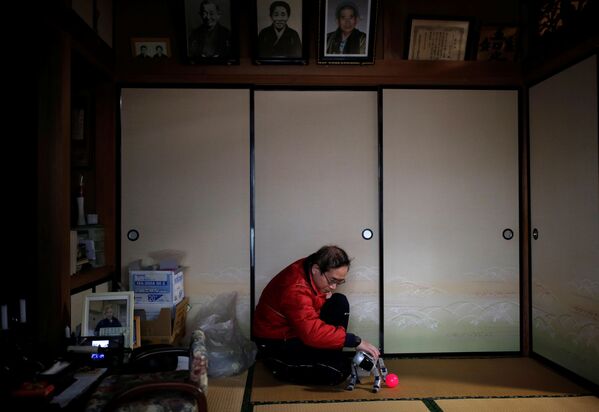 مردی در حال بازی با ربات پدرش - اسپوتنیک ایران  