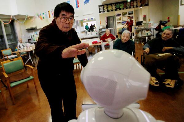 ربات های پرستار و همبازی برای سالمندان در ژاپن - اسپوتنیک ایران  