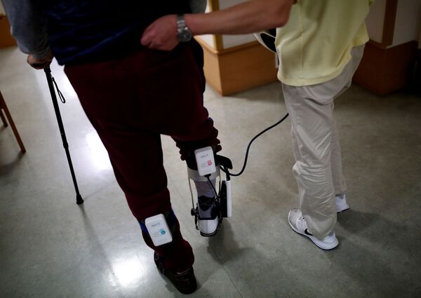 ربات ویژه برای کمک به راه رفتن در خانه سالمندان در توکیو - اسپوتنیک ایران  