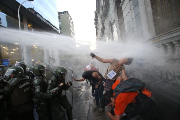 زد و خورد دانشجویان با پلیس در تظاهرات سانتیاگو شیلی - اسپوتنیک ایران  