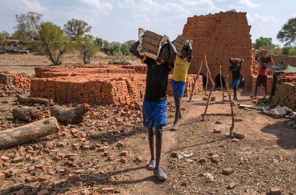 کودکان در کارگاه آجرسازی در سودان جنوبی - اسپوتنیک ایران  