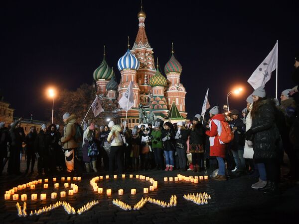 شهروندان مسکو در راه پیمایی «ساعت زمین ۲۰۱۸» در میدان سرخ - اسپوتنیک ایران  