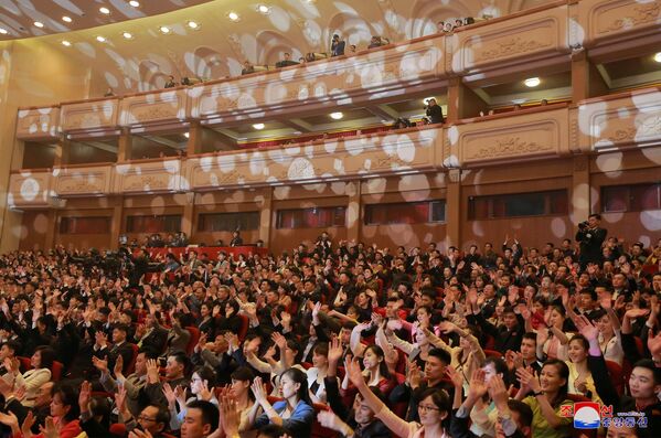 تماشاگران کنسرت گروه موسیقی پاپ کره جنوبی در کره شمالی - اسپوتنیک ایران  