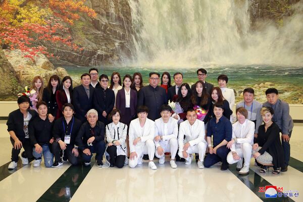 کیم جونگ اون رهبر کره شمالی در دیدار با گروه موسیقی پاپ کره جنوبی در پیونگ یانگ - اسپوتنیک ایران  