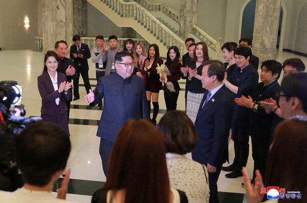 کیم جونگ اون رهبر کره شمالی به همراه همسر خود پس از کنسرت موسیقی پاپ کره جنوبی در پیونگ یانگ - اسپوتنیک ایران  