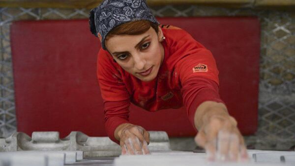چنگ زدن به دیوارهای سنگی با دستان زنانه+تصاویر - اسپوتنیک ایران  