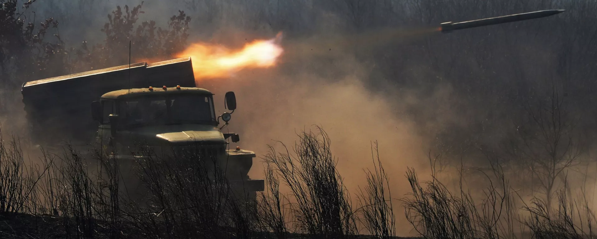 Боевая машина БМ-21 реактивной системы залпового огня Град во время стрельбы - اسپوتنیک ایران  , 1920, 26.03.2023