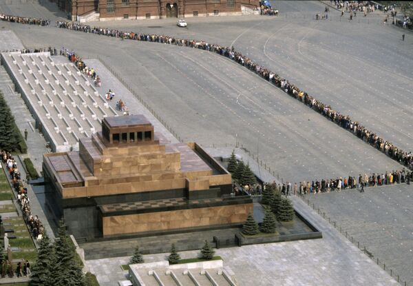 صف بازدید از مقبره ی لنین در میدان سرخ در سال 1987 - اسپوتنیک ایران  