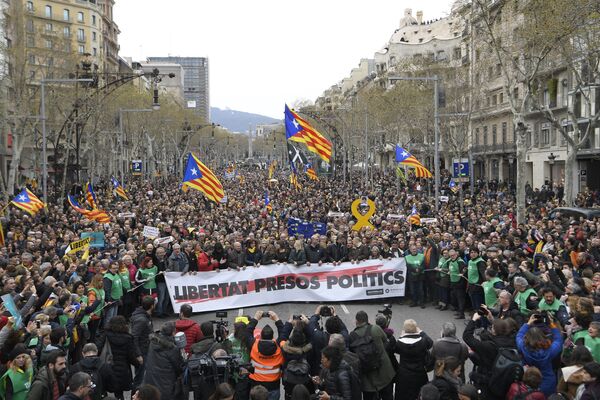 تظاهرکنندگان با پرچم کاتالونیا در مقابل دفتر کمیسیون اروپا در بارسلون - اسپوتنیک ایران  