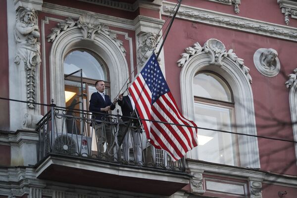 کارکنان هیات دیپلماسی پرچم آمریکا را از ساختمان کنسولگری ایالات متحده در سن پترزبورگ برمی دارند - اسپوتنیک ایران  