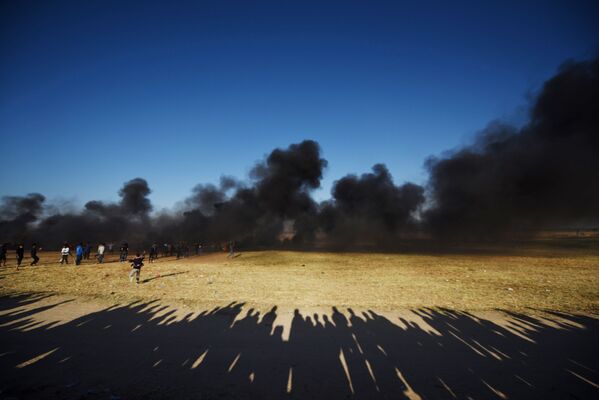 معترضین فلسطینی در هنگام زد و خورد با نظامیان اسرائیلی در مرز نوار غزه و اسرائیل - اسپوتنیک ایران  